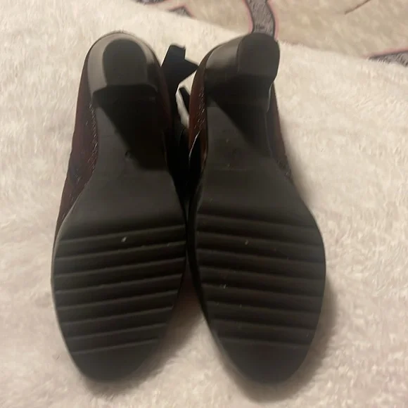Gorgeous Burgundy booties with lots of detail. - Picture 5 of 5